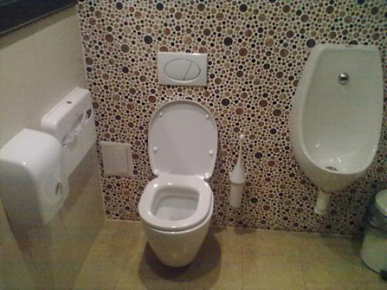 Туалет в баре «Подмога»