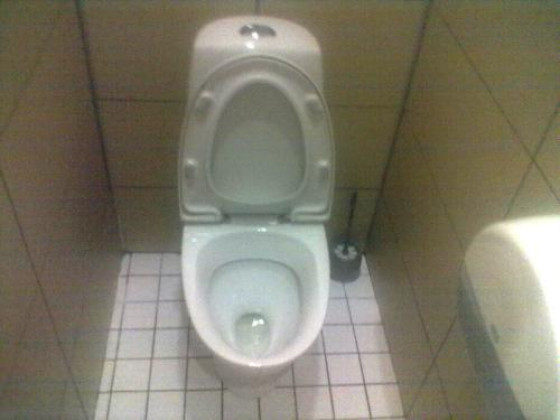 Туалет в холле Sport Life на Ладожской