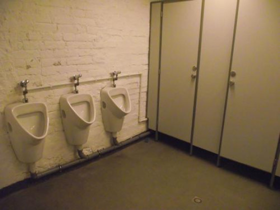 Туалет в выставочном центре «Ткачи»