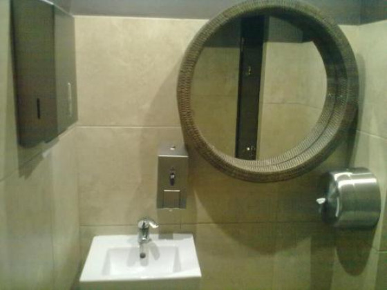 Туалет в Васаби у площади Восстания